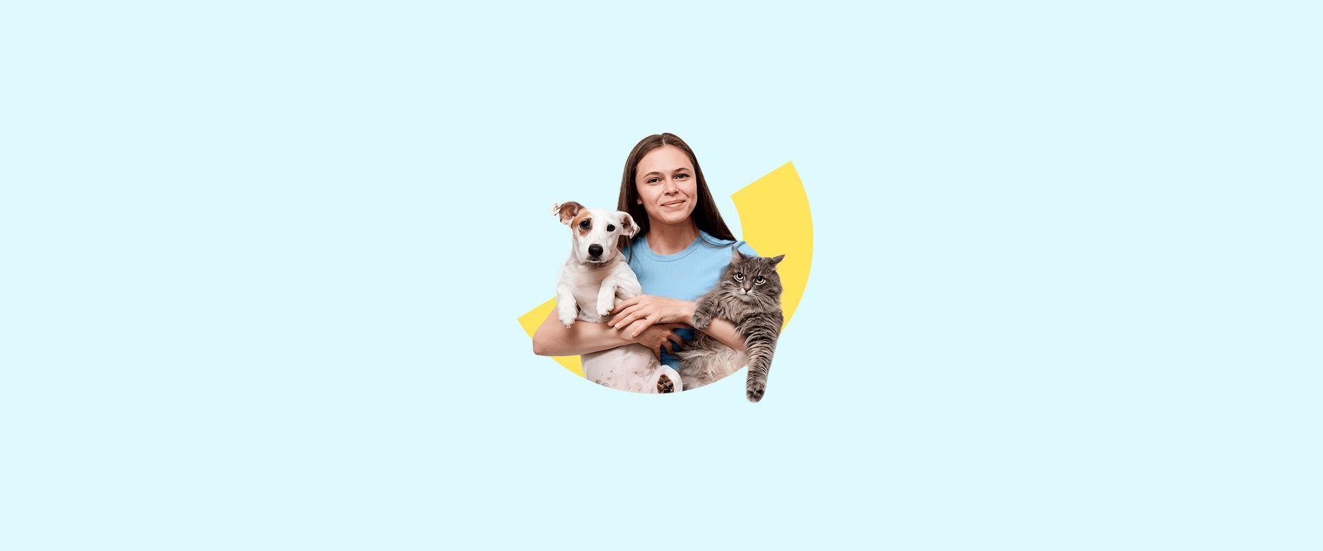 Eine Frau mit einem Hund und einer Katze auf dem Arm.