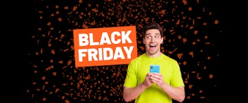 Ein Mann mit Handy. Er lacht.