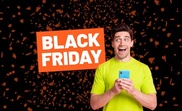 Ein Mann mit Handy. Er lacht.