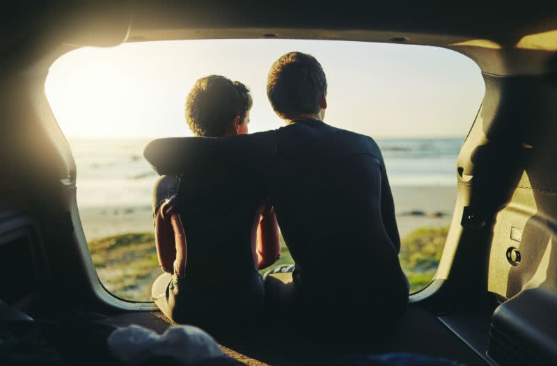 Auto am Strand Glückliches Paar im Auto am Strand