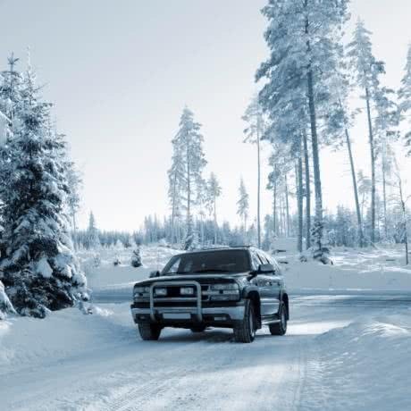 Mit dem Auto in den Winterurlaub Auto, Bahn und Co: So geht's günstig in den Winterurlaub