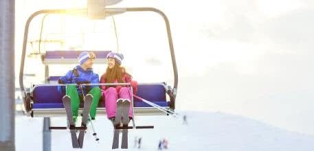Skifahrer auf der Piste Mit diesen Top-Tipps günstig auf die Piste zum Ski fahren