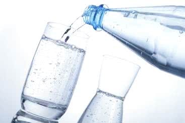 Viel trinken hilft beim Abnehmen Wasser im Glas