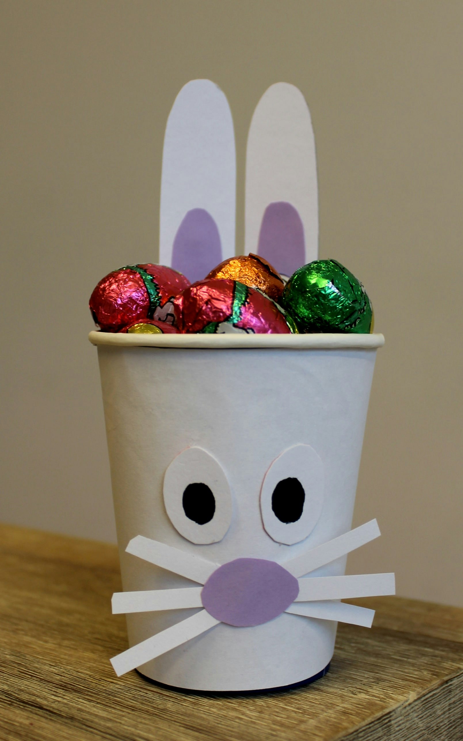 Bastelt diesen niedlichen Osterhasen gemeinsam mit Kindern Osterhase aus Pappbecher
