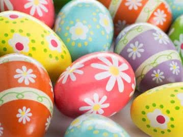 Ostereier mit Blumen-Verzierung Süß und verspielt: Frühlingshafte Blumenbemalung für die Osterei-Deko
