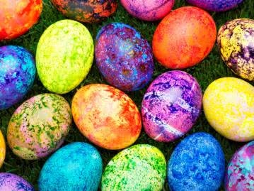 Gesprenkelte Ostereier Gesprenkelte Eierschalen in verschiedenen Farben als ausgefallene Osterdeko