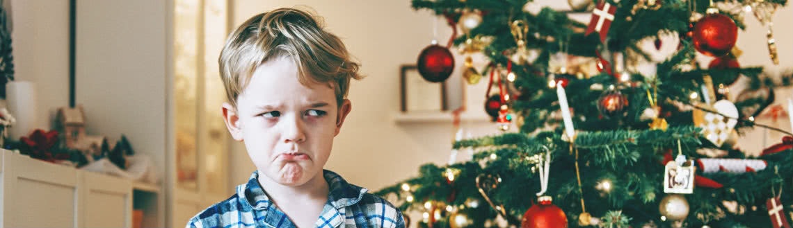 Weihnachtsgeschenke umtauschen? Hier gibt's Tipps! Traurige Kinder nach missglückten Weihnachtsgeschenken