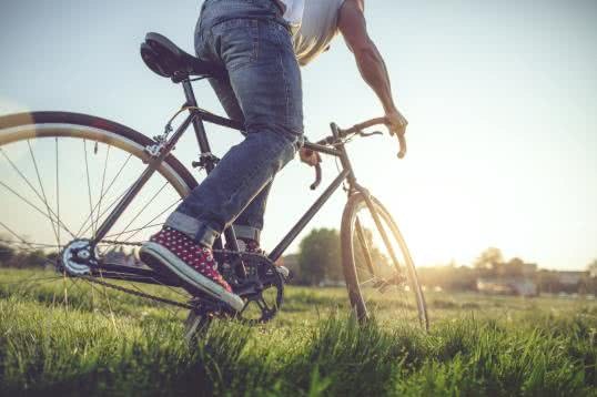 Junger Mann Fahrrad